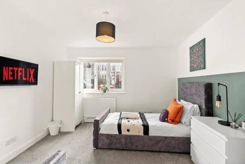 Lovely Gem - Sleeps 22 Bristol