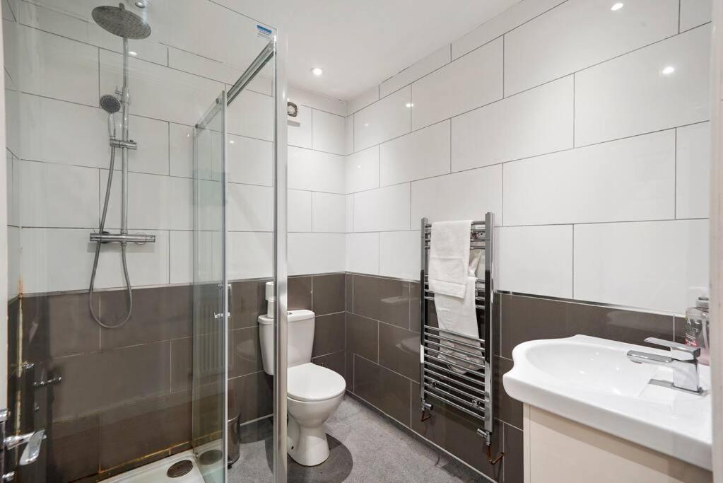 Lovely Gem - Sleeps 22 Apartment