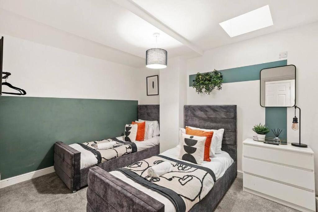Lovely Gem - Sleeps 22 Bristol