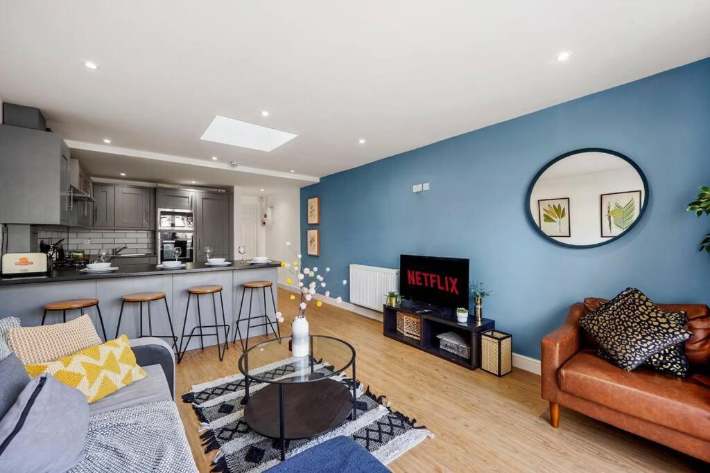 Lovely Gem - Sleeps 22 *