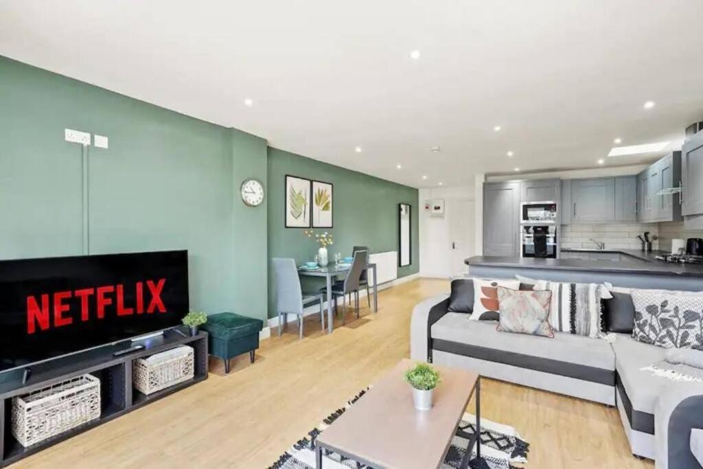 Lovely Gem - Sleeps 22 Apartment