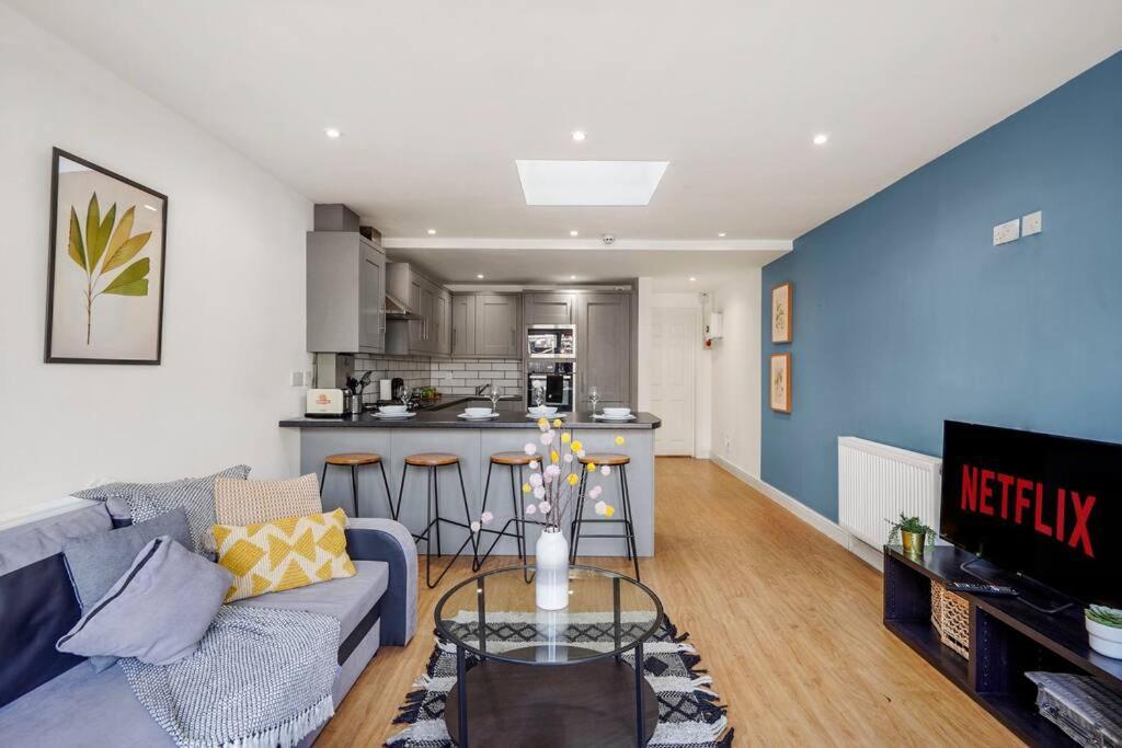 Apartment Lovely Gem - Sleeps 22 Bristol