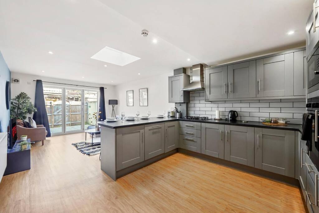 Lovely Gem - Sleeps 22 Bristol