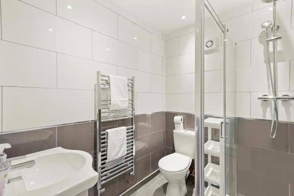 Lovely Gem - Sleeps 22 Apartment *