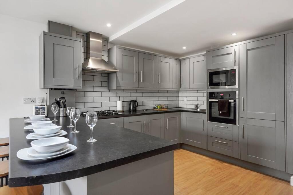 Apartment Lovely Gem - Sleeps 22 Bristol