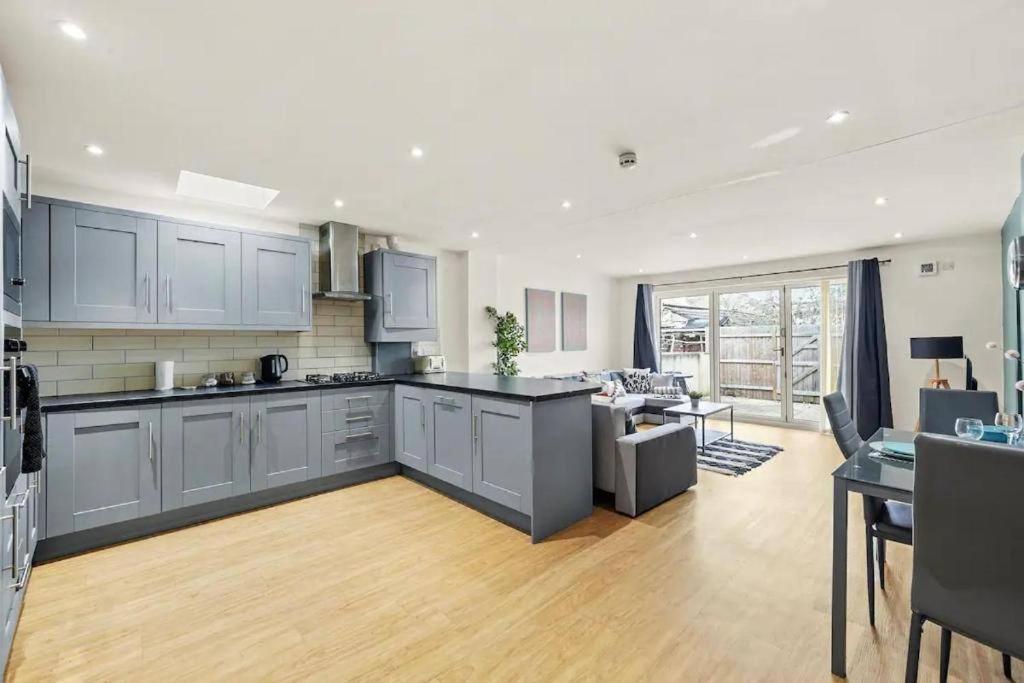Apartment Lovely Gem - Sleeps 22 Bristol