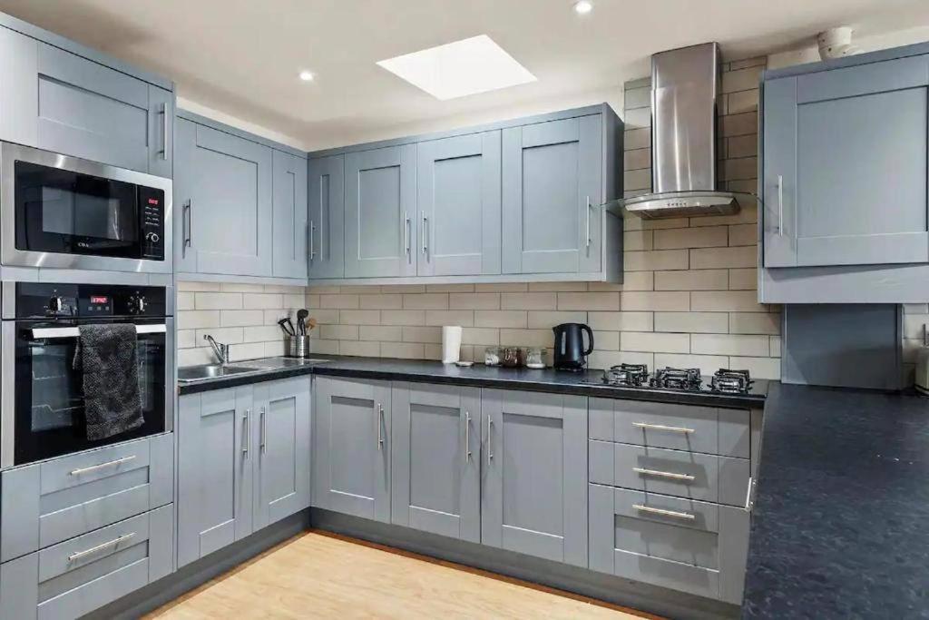 Lovely Gem - Sleeps 22 Apartment Bristol