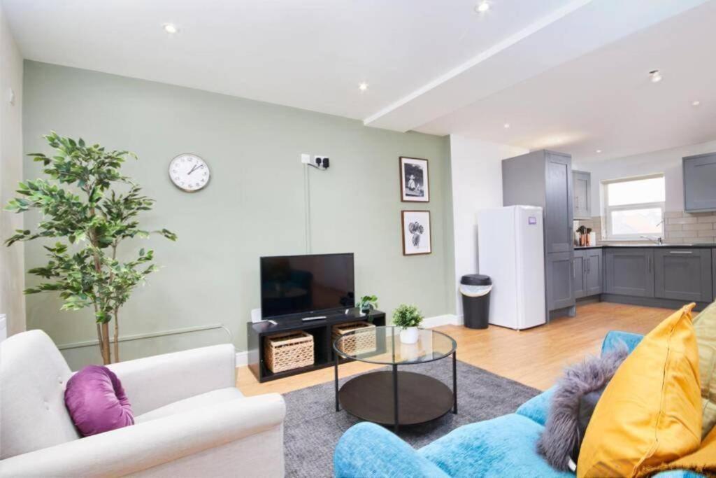 Apartment Lovely Gem - Sleeps 22 Bristol
