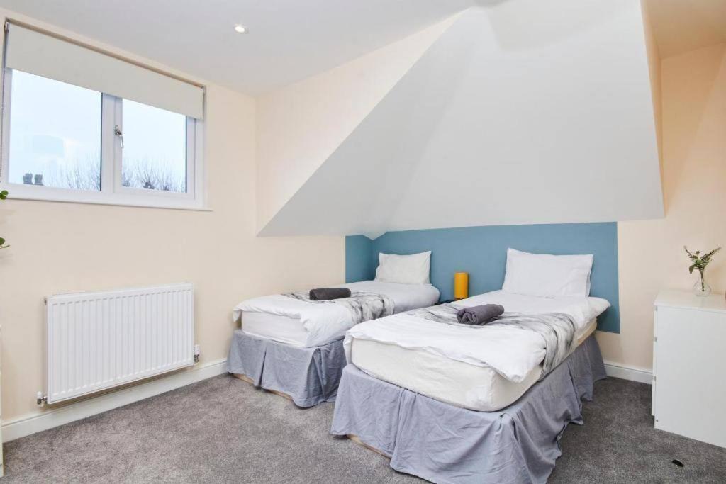 Lovely Gem - Sleeps 22 Apartment