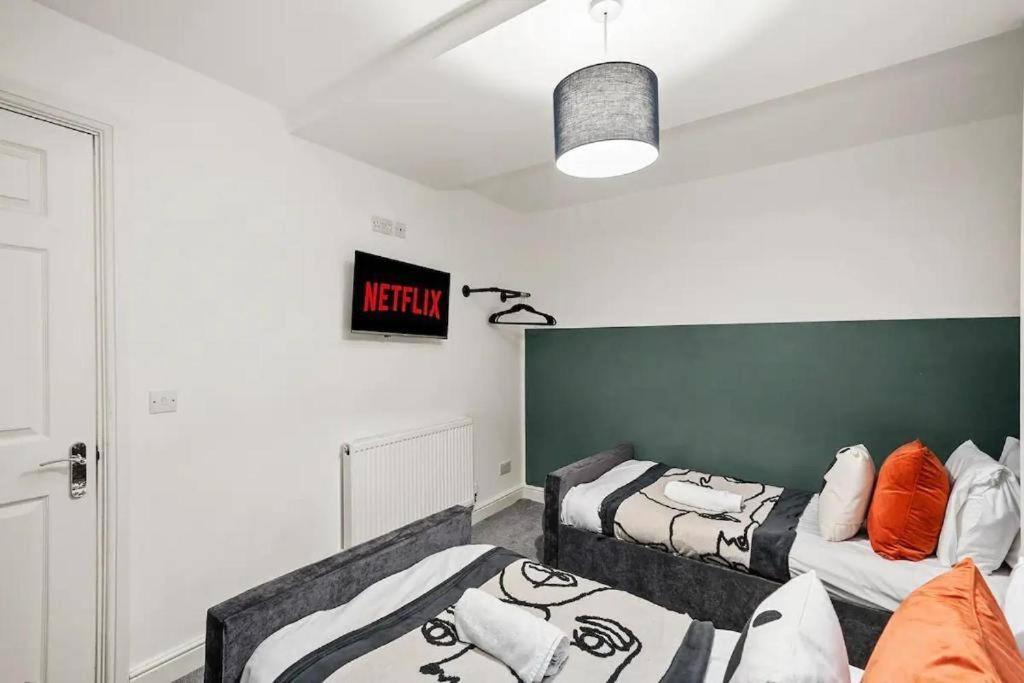 Apartment Lovely Gem - Sleeps 22 Bristol