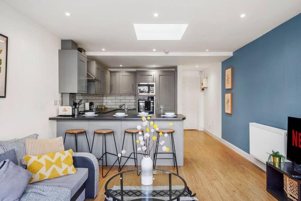 Lovely Gem - Sleeps 22 Bristol