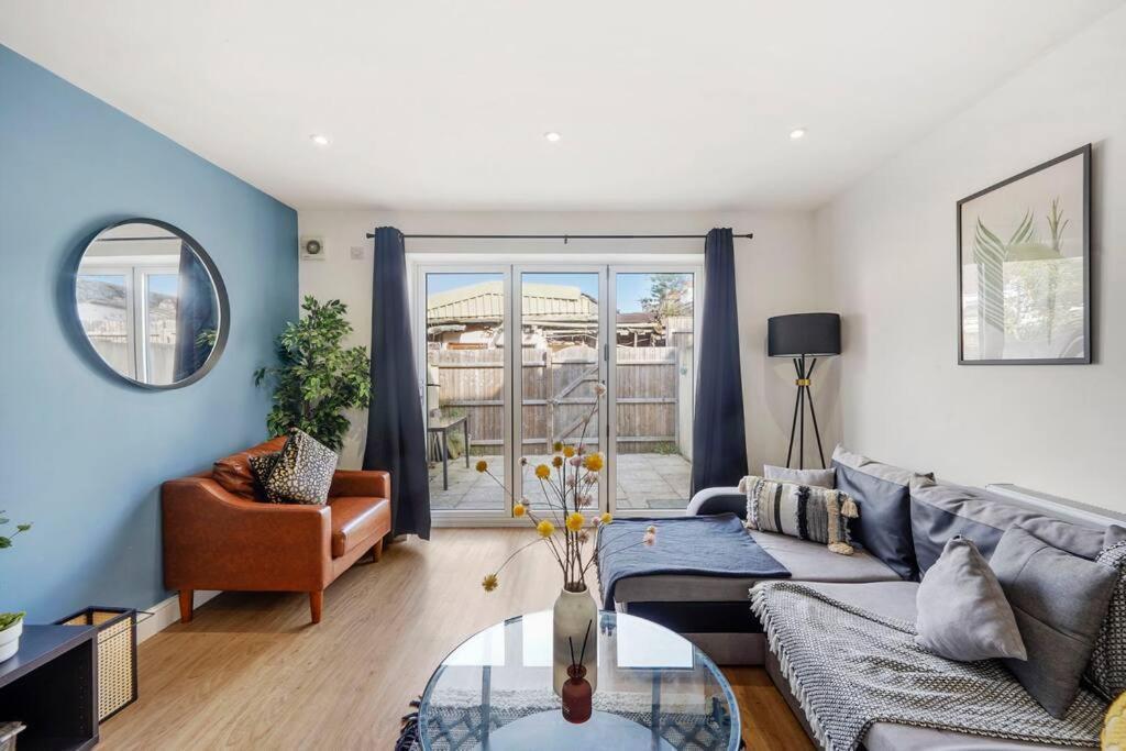 Lovely Gem - Sleeps 22 Bristol