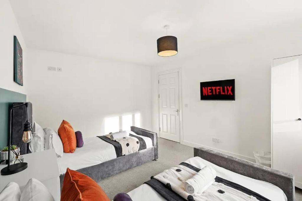 Lovely Gem - Sleeps 22 Apartment *