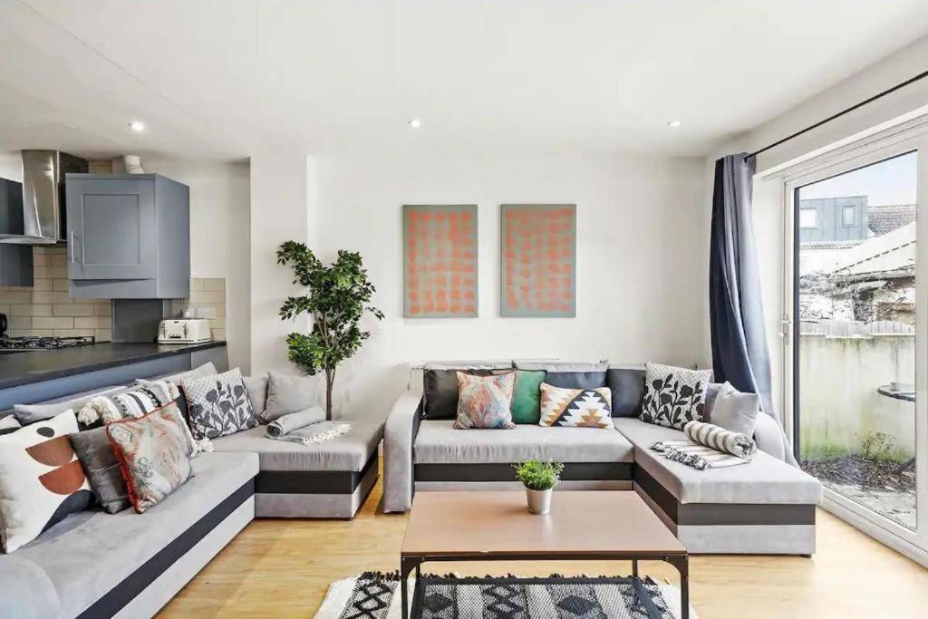 Lovely Gem - Sleeps 22 Bristol