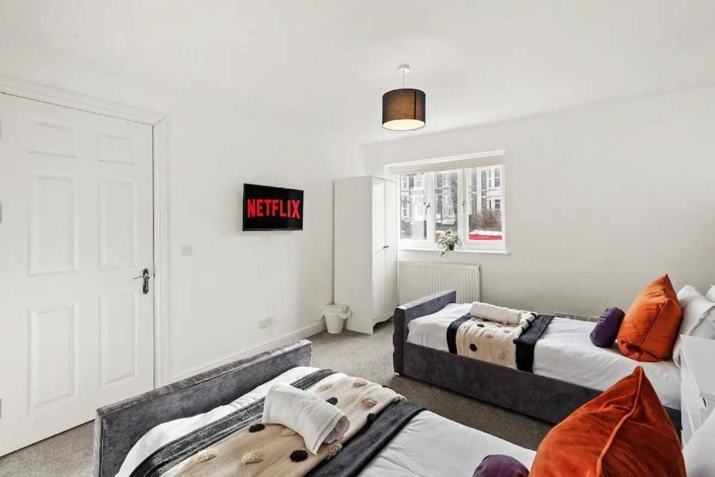 Lovely Gem - Sleeps 22 Apartment *