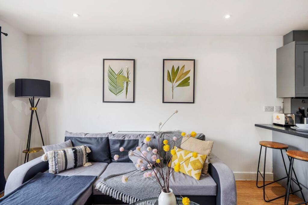 Lovely Gem - Sleeps 22 Bristol