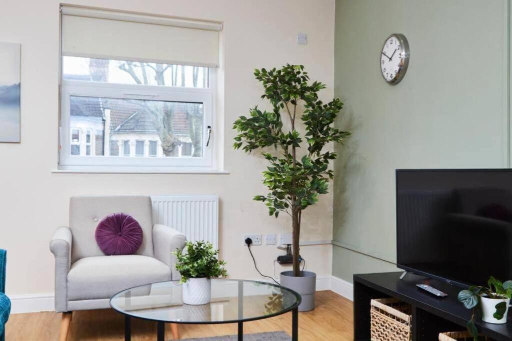 Apartment Lovely Gem - Sleeps 22 Bristol