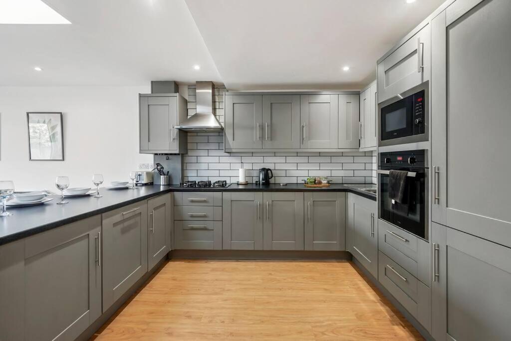 Lovely Gem - Sleeps 22 Apartment