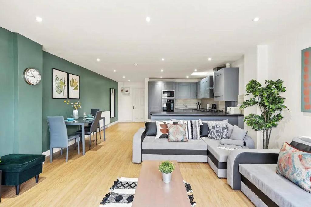 Apartment Lovely Gem - Sleeps 22 Bristol