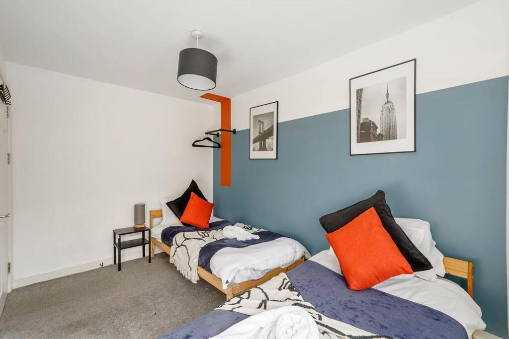 Lovely Gem - Sleeps 22 Bristol